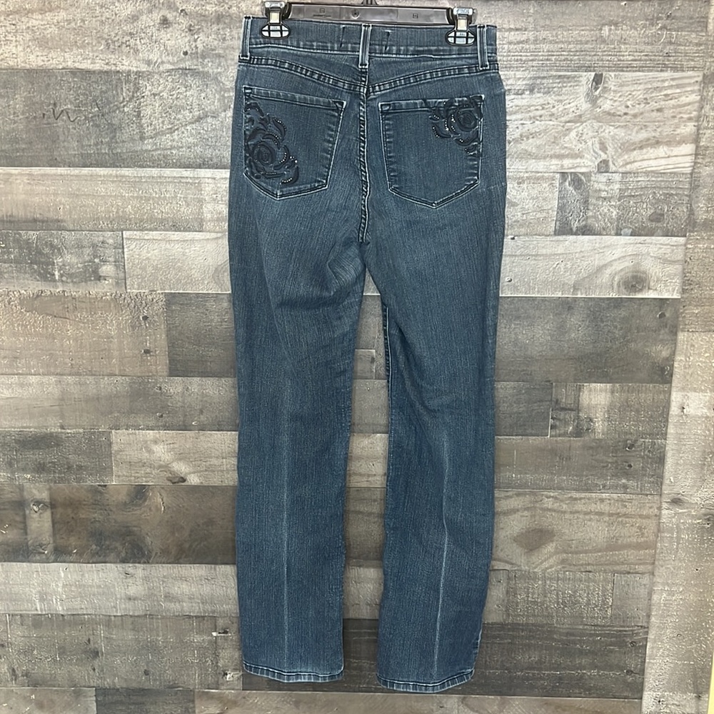 Nice NYDJ Blue Jeans with Roses on Pockets - Picture 4 of 9